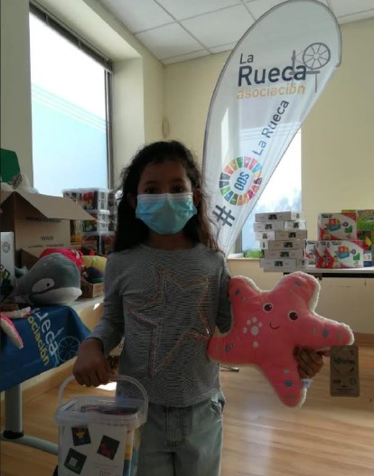 Niña Entrega Fundación La Rueca